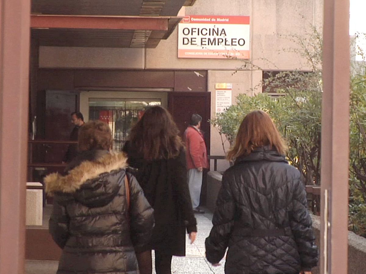 Personas entrando en una oficina de empleo